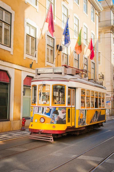 Gul spårvagn 28 på gatorna i Lissabon, Portugal — Stockfoto