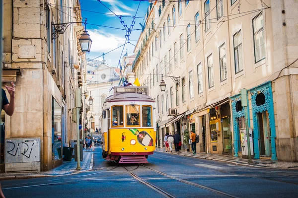 Eléctrico amarelo 28 nas ruas de Lisboa, Portugal — Fotografia de Stock