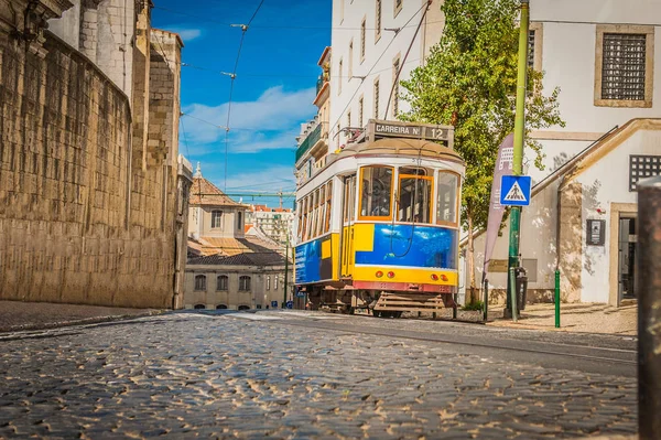 Żółty tramwaj numer 28 na ulicach, Lizbona, Portugalia — Zdjęcie stockowe