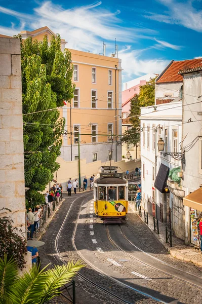 Żółty tramwaj numer 28 na ulicach, Lizbona, Portugalia — Zdjęcie stockowe