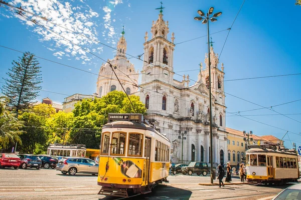 Жовтий трамвай 28 на вулицях, Лісабон, Португалія — стокове фото