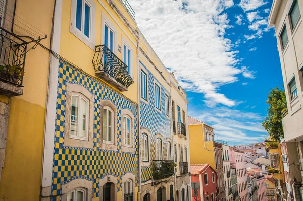 Blå-hvide vægfliser i Lissabon i Portugal på telenemnt hus - Stock-foto