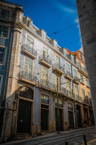 Blau-weiße Wandfliesen in Lissabon auf portugiesisch auf telemnt house lizenzfreie Stockbilder