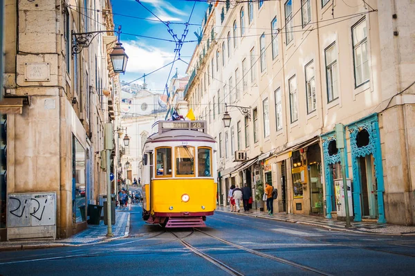Lizbon, Portekiz sokaklarında sarı tramvay 28