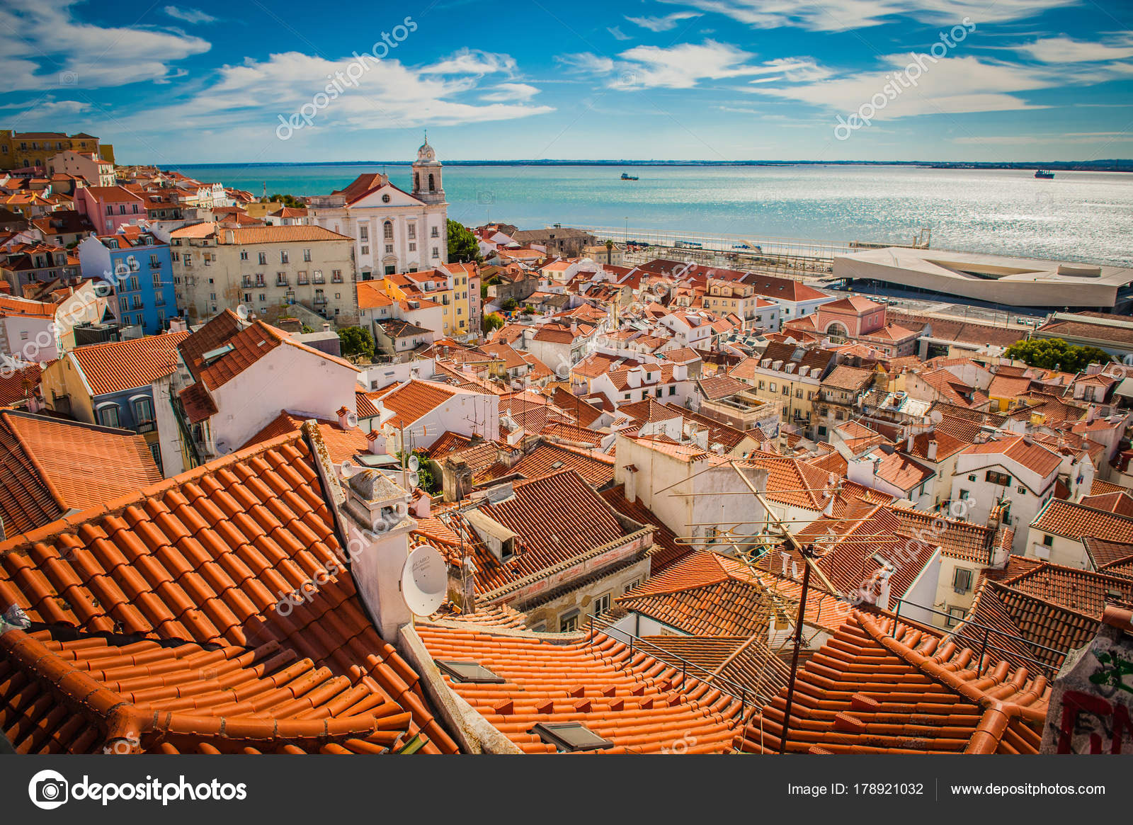 Vue Panoramique De Lisbonne Portugal La Ville En Tête Toit Vue Panoramique De Lisbonne Portugal La Ville Toit En Tête Point Culminant Image Filipkubala
