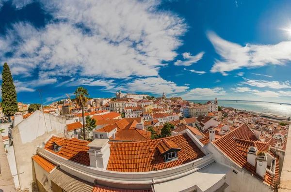 Portugal Lissabon panoramautsikt över staden, taket toppar från höga p — Stockfoto