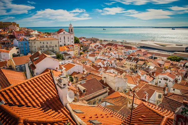 Portugália Lisszabon panoráma kilátás nyílik a városra, a tető felsők magas p — Stock Fotó