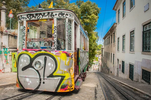 Portugal Lissabon en af byens elevator sporvogne - Stock-foto