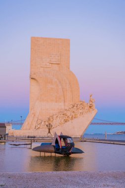 LISBON, PORTUGAL, 25 de Abril Köprüsü ile Belem civarındaki Fatihler Anıtı