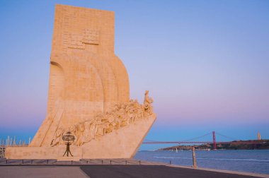 LISBON, PORTUGAL, 25 de Abril Köprüsü ile Belem civarındaki Fatihler Anıtı