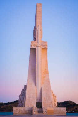 LISBON, PORTUGAL, 25 de Abril Köprüsü ile Belem civarındaki Fatihler Anıtı