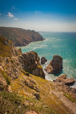 Portekiz kayalıkları, Lizbon yakınlarındaki Cabo da roca, okyanus manzaralı.