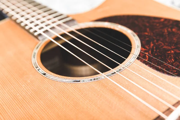 Cedar topp akustisk gitarr med stål strängar — Stockfoto