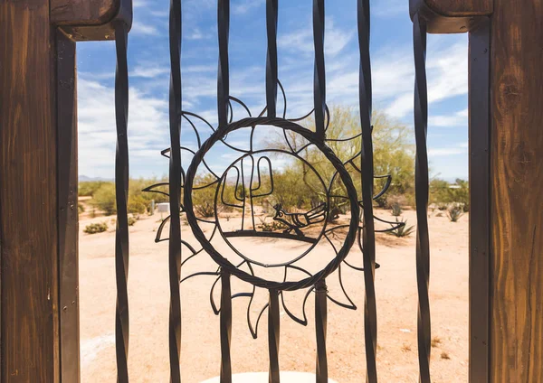 Açık kapı güneybatı çelik tasarımı — Stok fotoğraf