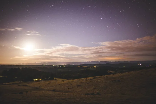 시골 농장 육지 밤 하늘에 밝은 달 — 스톡 사진