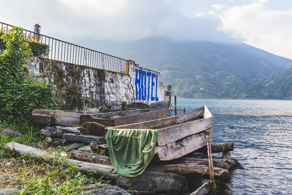 Boot dok en kust bij Lake Atitlan, Guatemala — Stockfoto