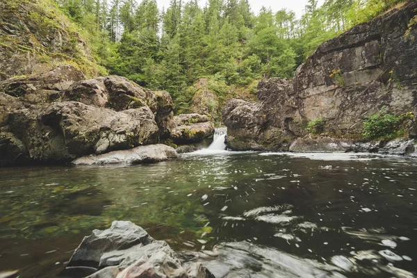 El agua vierte en una piscina natural — Foto de Stock