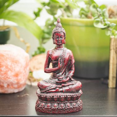 Bir raf üzerinde Doğu ve dünyevi süslemeleri