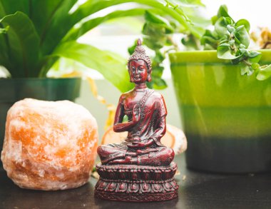 Bir raf üzerinde Doğu ve dünyevi süslemeleri