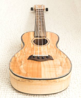 Ağaç kaplama ile lüks ukulele