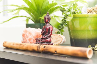 Bir raf üzerinde Doğu ve dünyevi süslemeleri