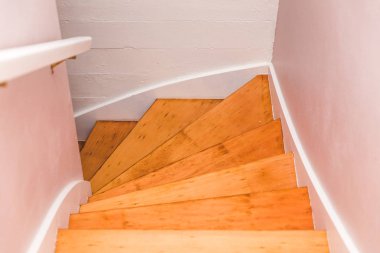 Ahşap merdiven aşağı sarma