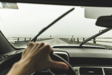 Sürücü bakış açına Astoria, Oregon yakın büyük köprü