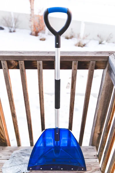 Lopata na sníh na zadní verandě — Stock fotografie