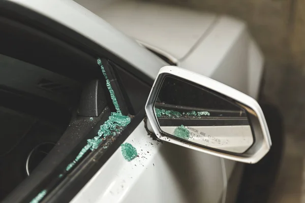 Vidro da janela quebrada no carro esportivo moderno — Fotografia de Stock