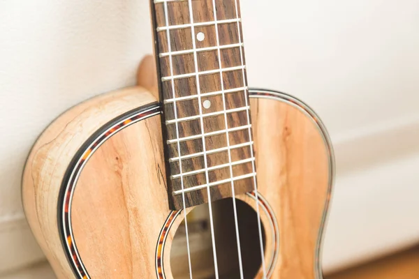 Ukelele de alta escala con acabado de grano de madera —  Fotos de Stock