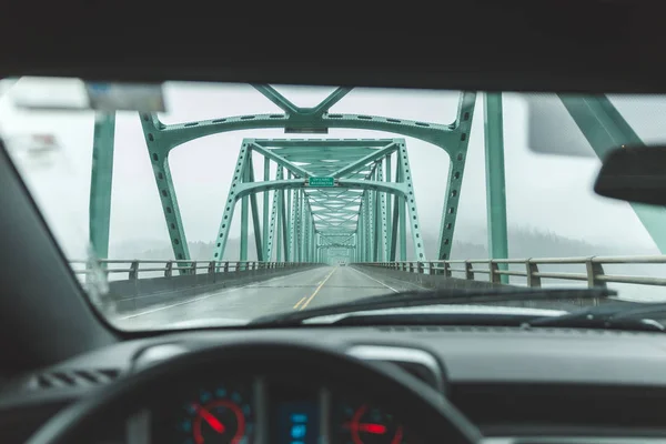 Точка зрения водителя на большой мост возле Астории, Орегон — стоковое фото