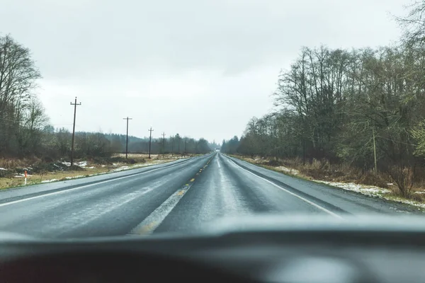 Punct de vedere șofer pe drumul umed de iarnă — Fotografie, imagine de stoc