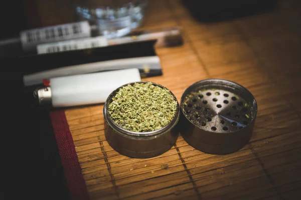 Flor de marihuana en molinillo de metal — Foto de Stock