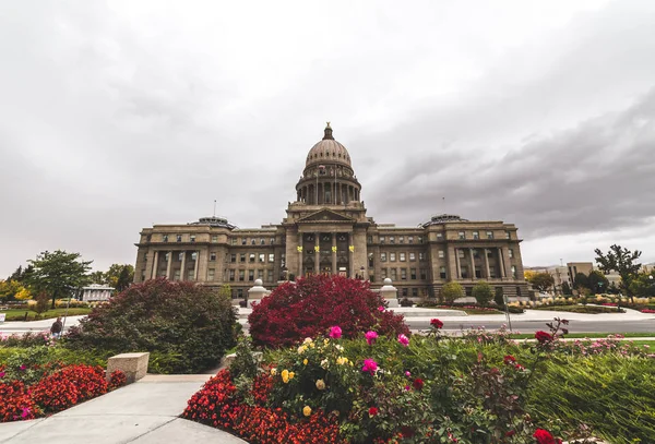 Idaho State Capitol Building parlak çiçek ve bulutlu gökyüzü ile