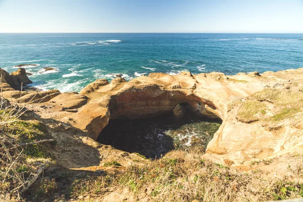 Devil 's Puinch Bowl near Newport, Oregon, USA — стоковое фото