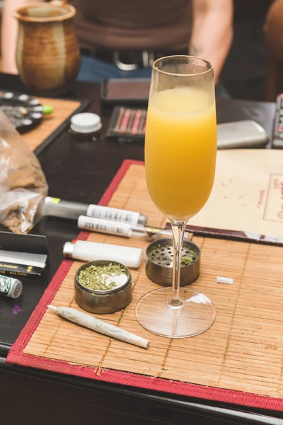 Mimosa junto a la articulación, molinillo, encendedor, y otros accesos de cannabis — Foto de Stock