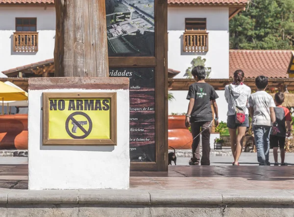Guatemala çocuklarda yakınındaki '' Armas'' işareti