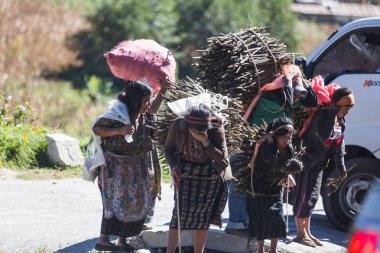 Guatemala kadın ve kız çocuklarının malzemeleri taşıma