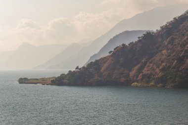 Dağlar, bulutlar ve gökyüzü göl Atitlan