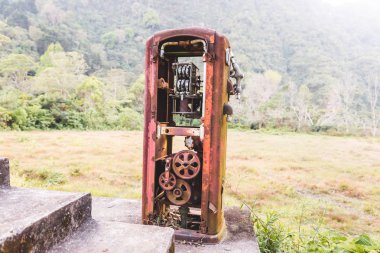 Ormanda paslı eski benzin pompası