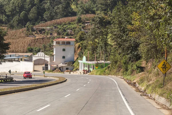 Bochtige weg in ruraal Guatemala — Stockfoto