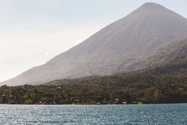 Dağlar, bulutlar ve gökyüzü göl Atitlan