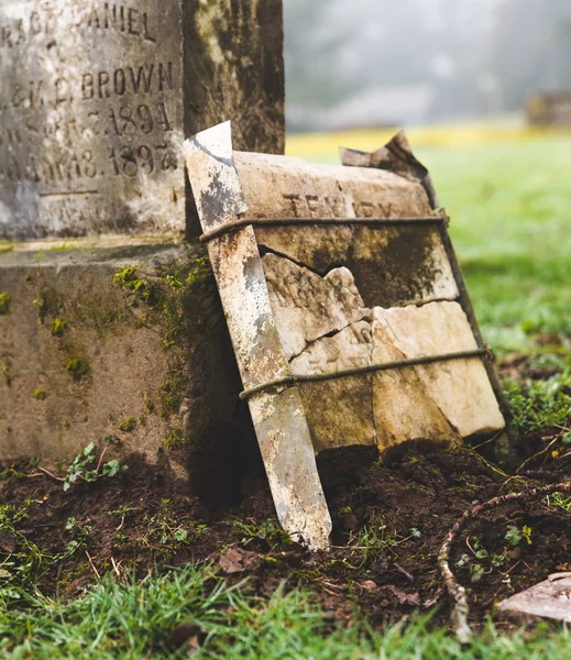 Grav sten på kyrkogården — Stockfoto