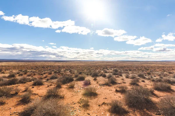 Дистанционный пустынный пейзаж под ярким солнцем — стоковое фото