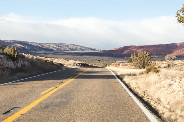 Пейзаж пустынного шоссе в Аризоне — стоковое фото