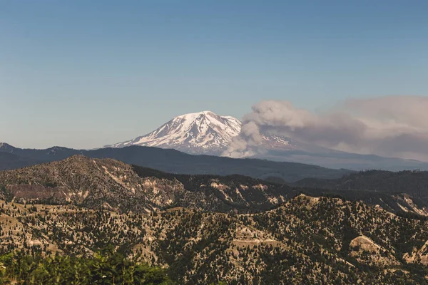 Monte Adams y humo de un incendio forestal — Foto de Stock