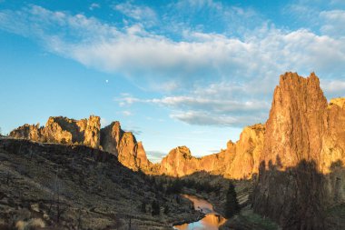 Smith Rock üzerinde bulutlu mavi gökyüzü
