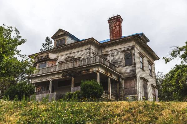 Grande vecchia casa in una giornata buia in Astoria — Foto Stock