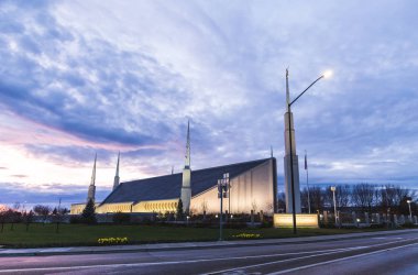 Mormon Kilisesi Tapınağı bulutlu kış gökyüzü altında