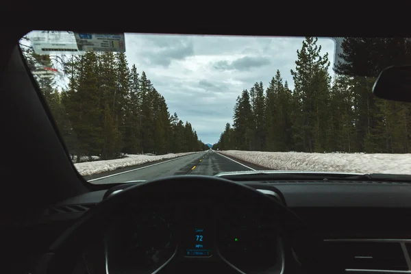 Точка зрения водителя на шоссе Зимний лес — стоковое фото